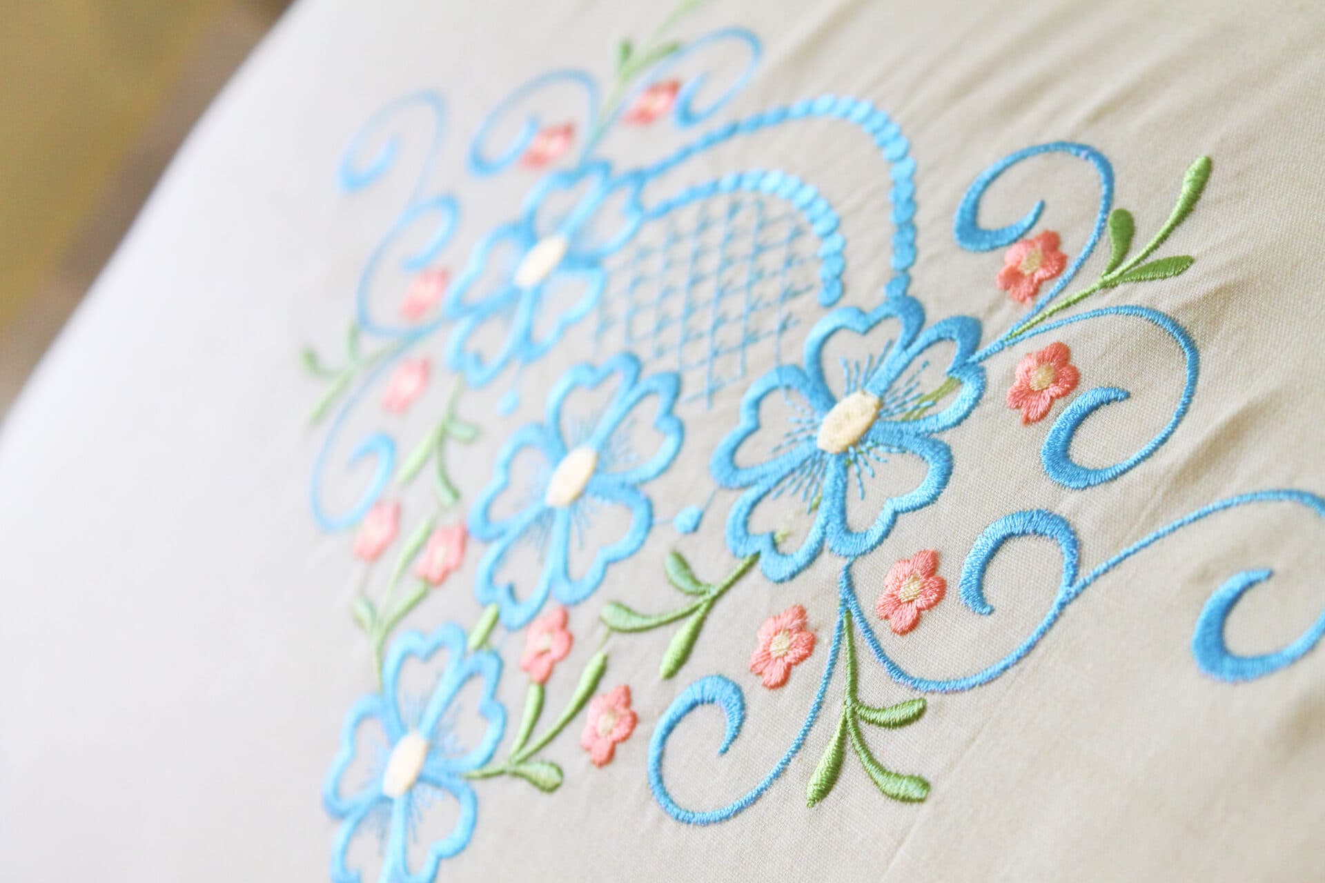 Bordado de flores sobre lino