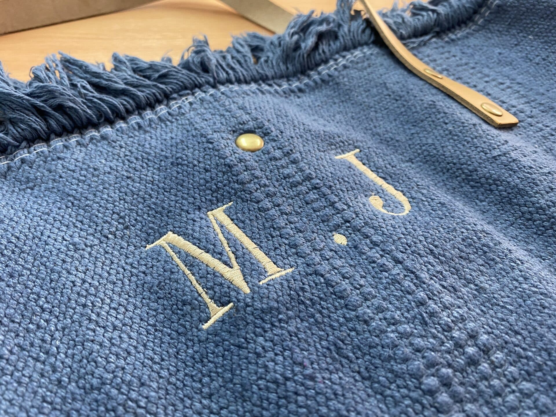 Bolsa con monograma M.J bordado