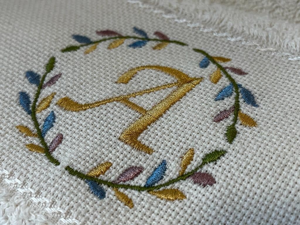 Inicial bordada en toalla — trabajo de Caprichos Bordados