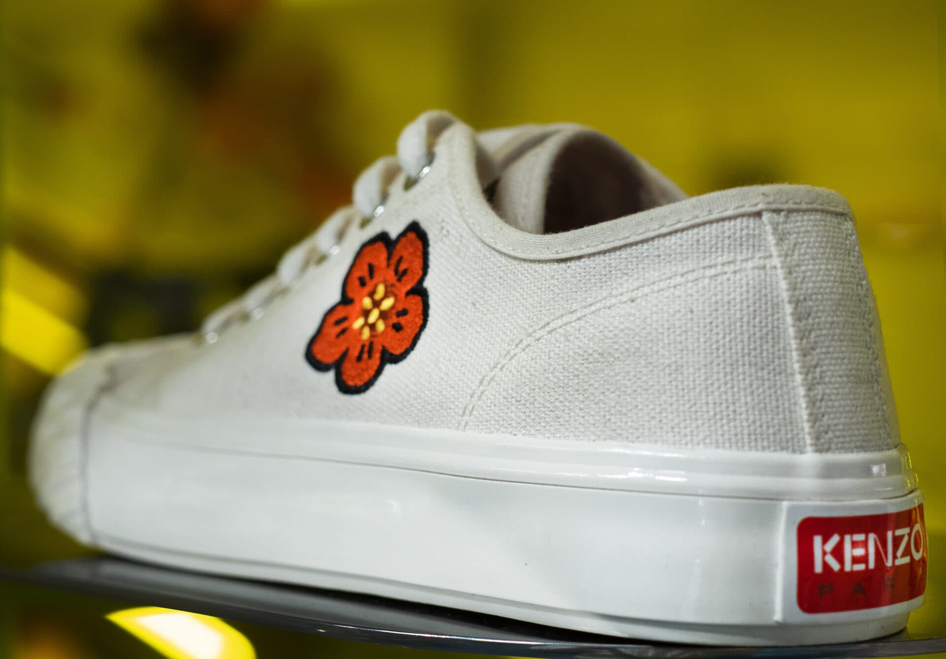 Zapatilla con flor bordada